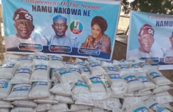 Yuletide : Jigawa APC Chieftain Donates, Cow, 250 bags of Rice to Christian Widows